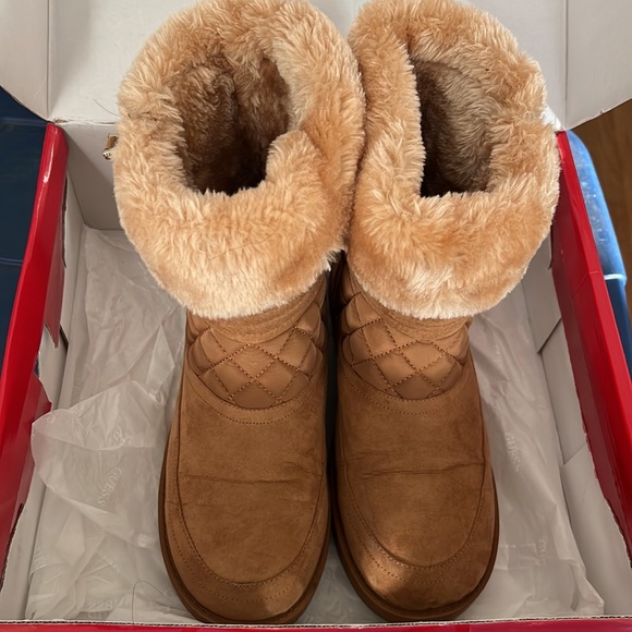 Available- GUESS Women’s Boot (Size 8.5M) - Picture 2 of 4
